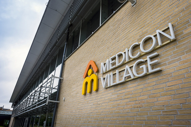 Fasad med Medicon Villages logotyp